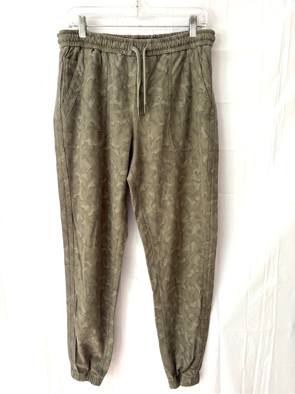 NWOT Athleta Farallon Stratum Laurel Olive Camo Joggers SZ 14 T